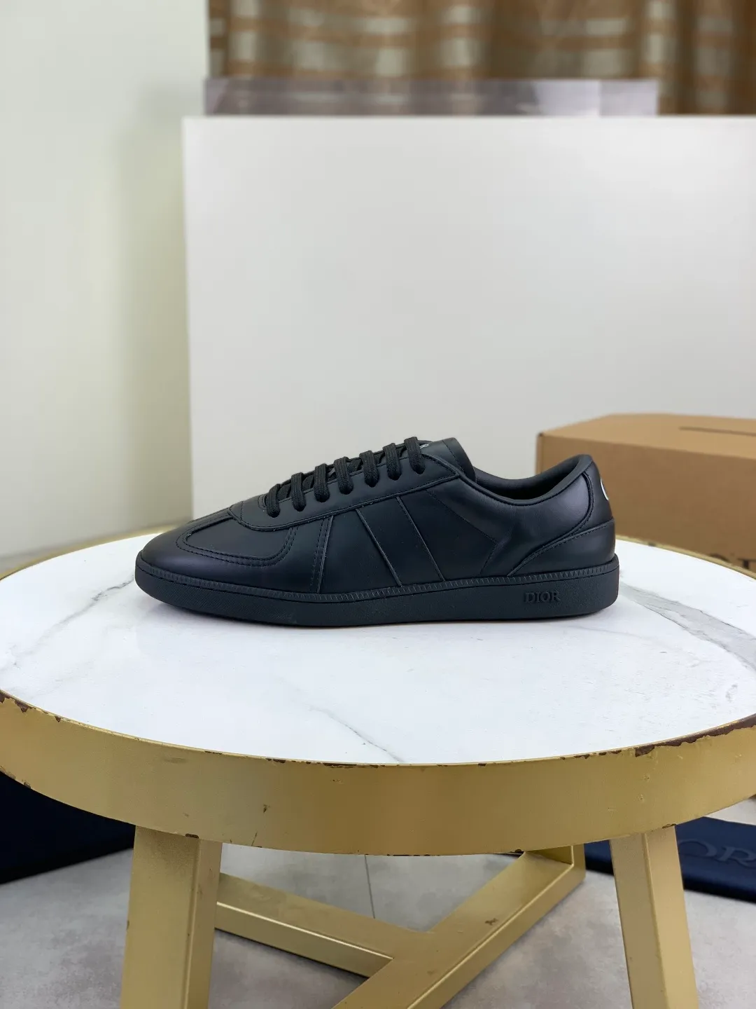 Men's men's shoes 💰P542 New Dior B01 top version of moral training shoes! ! ! White first-layer cowhide, fully oiled upper, original TPU molded outsole. New to the Fall 2025 collection, this sneaker marks the return of Dior’s classic style, reinterpreted in a stylish and elegant silhouette. Crafted from white smooth first-grain cowhide with a tonal silk sheepskin lining, it features the Dior logo on the tongue and inner sides, and a CD icon on the heel. Paired with Tpu anti-slip soles of the same color, it can be matched with various styles to create a sophisticated look.  Code number: 39-45 Complete package with airplane box